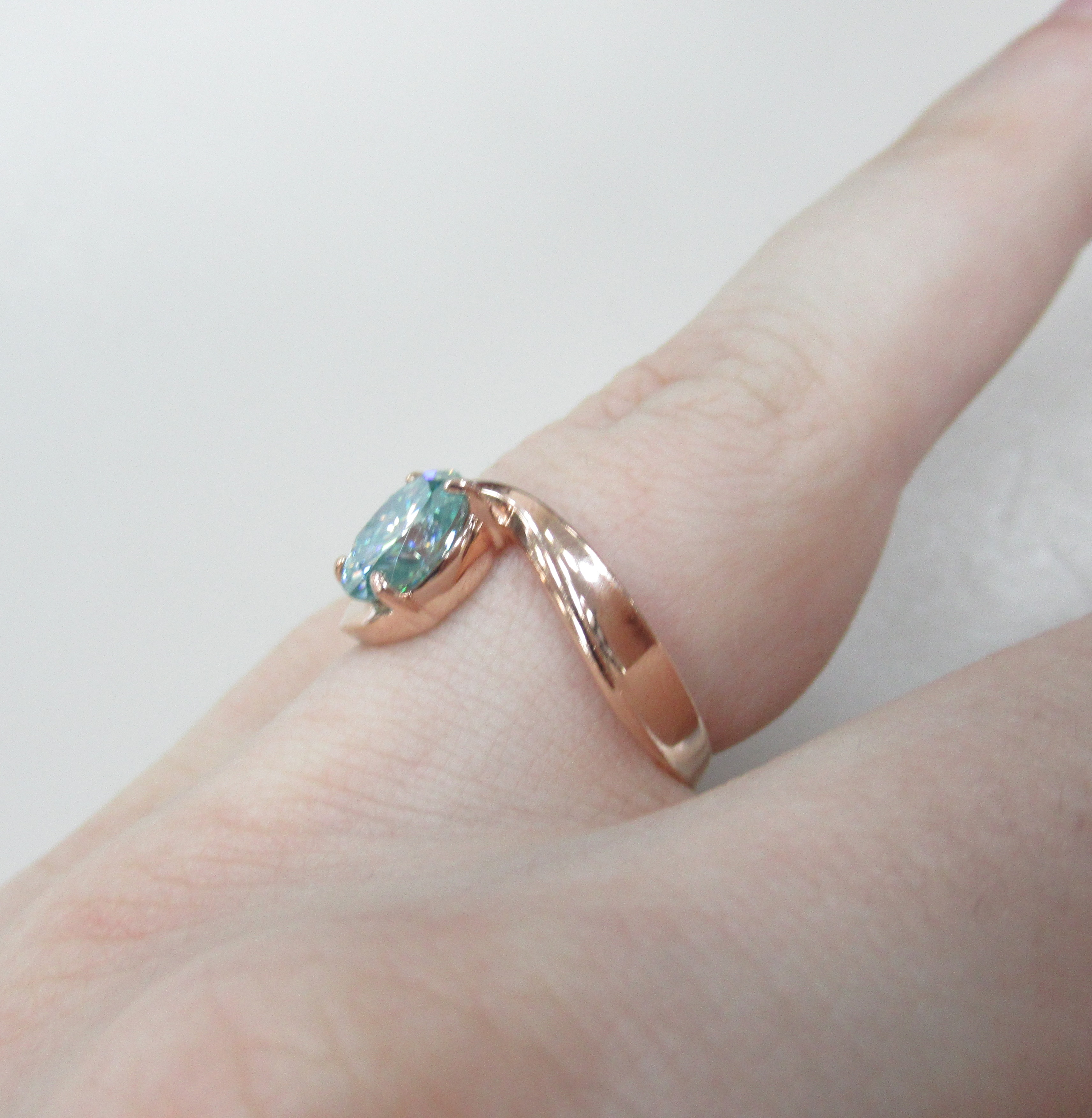 Серебряное кольцо с муассанитом Параиба